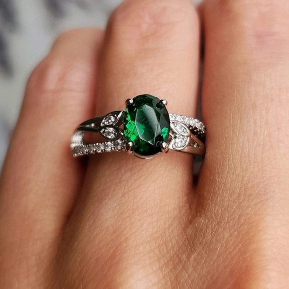 New Beautiful Green Oval Cut Ring - Picture 3 of 9